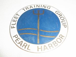 ■希少 米軍放出品 1970～1980年代！『FIEET TRAINING GROUP PEARL HARBOR』部隊章 金属製 看板 プレート 縦12.7ｃｍ 横12.7ｃｍ