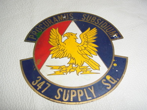 ■米軍放出品 1970～1980年代！『PROCURAMUS SUBSIDIUM 347 SUPPLY SQ.』部隊章 金属製 看板 プレート 縦12.7ｃｍ 横12.7ｃｍ