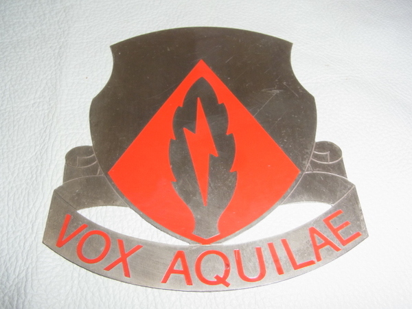 ■美品 希少 米軍放出品 1970～1980年代！『VOX AQUILAE』部隊章 金属製 看板 プレート 縦15.2ｃｍ 横13.3ｃｍ