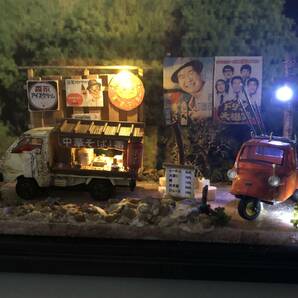 送料込み 昭和のジオラマ ラーメン屋台 トミカ スズキキャリーとミゼット レトロ看板 LED電飾 スケール1/50 オリジナルの画像1