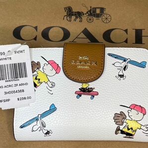 【新品・未使用】　coach 折財布　ホワイト　スヌーピー　ミディアム