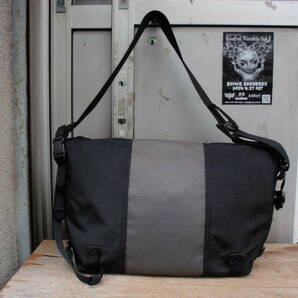 ティムバック２ 黒×グレー色なメッセンジャーバッグ の画像3