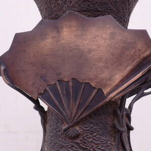 時代物 金工 古銅 花器 扇文様 高さ45cm 重量3.6kg 扇子 花瓶 花生 華道具 鋳銅 金属工芸 A03161Tの画像7