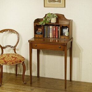 英国イギリスアンティーク家具 珍しいライティングデスク スリムな机 1910年代 杢目も綺麗 象嵌 机 マホガニー材 A826の画像1