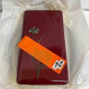 Y401. 26. ☆会津塗☆朱　硯箱 　漆器　花菖蒲　筆箱　　朱塗り　未使用だけど紙箱の上蓋なく少し傷あり　　