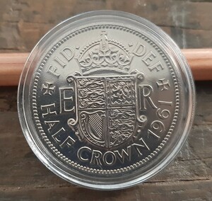 硬貨 イギリス 1961年 ハーフクラウン 英国コイン 美品です 本物エリザベス女王 32mm 14g コインカプセル付き