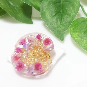 ハンドメイド　アルファベット　イニシャル　ブローチ　レジン　C かすみ草　ドライフラワー　ピンク　ポイント