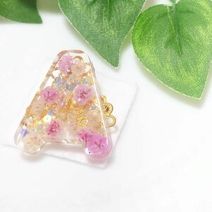 ハンドメイド　アルファベット　イニシャル　ブローチ　A レジン　レジンアクセサリー　ドライフラワー　かすみ草　ピンク