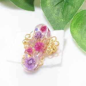 ハンドメイド　アルファベット　イニシャル　ブローチ　　I レジン　レジンアクセサリー　ピンク　パープル　ドライフラワー　かすみ草