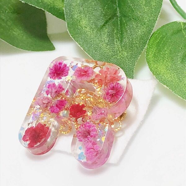 ハンドメイド　アルファベット　イニシャル　ブローチ　R レジン　レジンアクセサリー　ピンク　かすみ草　ドライフラワー　ポイント