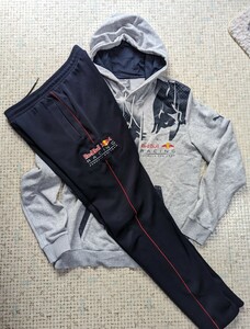 PUMAプーマ × Red Bull Racingレッドブル/コラボ グラフィック スウェット 中古品 サイズXS