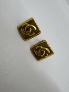 JP1211* accessory CHANEL Chanel earrings Vintage Gold 96 number *