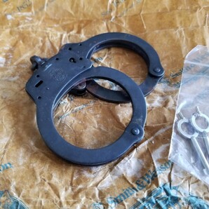 ☆S&W 手錠 M100(鍵2本付) Made in USA スミス&ウェッソン (Smith&Wesson）Handcuffs ハンドカフ 警察グッズの画像3