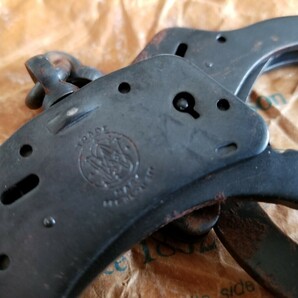 ☆S&W 手錠 M100(鍵2本付) Made in USA スミス&ウェッソン (Smith&Wesson）Handcuffs ハンドカフ 警察グッズの画像2