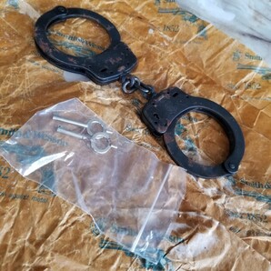 ☆S&W 手錠 M100(鍵2本付) Made in USA スミス&ウェッソン (Smith&Wesson）Handcuffs ハンドカフ 警察グッズの画像1