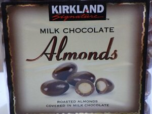 M370-585950 賞味期限2024/11/15 カークランドシグネチャー ミルク チョコレート・アーモンド 1.36kg 程よい甘さ ローストアーモン
