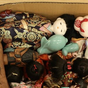 人形 まとめて 大量 市松人形 木目込人形 博多人形 ニポポ 木彫 えぼし 日本人形 ジャンク 重量約6kg ④の画像2