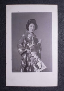 『羽子板や羽根を持った女人』 絵葉書〔C05〕 / 戦前 日本美人 芸者 芸姑 写真 絵はがき ポストカード 和服 振り袖 お正月