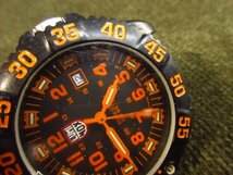 y5127 稼動品 LUMINOX 腕時計 QZ シリーズ　3050/3950 ネイビーシールズ 200M 黒文字盤 オレンジ メンズ腕時計　ルミノックス　現状品_画像8