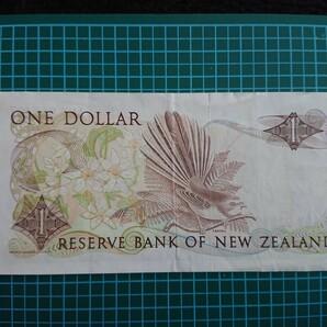 ニュージーランド エリザベス2世 １ドル紙幣 1985〜1989年の画像2