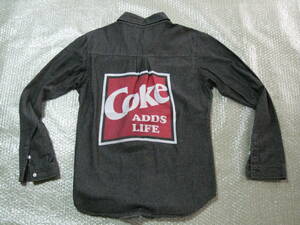  コカコーラ /C oca-Cola デニム風シャツ 長袖 Ｓサイズ Coke ADDS LIFE ■ワークシャツ Yシャツ オープンシャツ ボタンシャツ 送¥185～