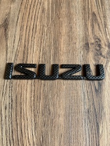 イスズ いすゞ ISUZU エンブレム カーボン調 希少 新品 未使用 エルフ フォアード ギガ アスカ ビッグホーン ジェミニ ミュー 送料込み