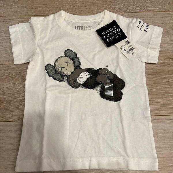 新品　UNIQLO×KAWS ユニクロ　kids 半袖Tシャツ　100