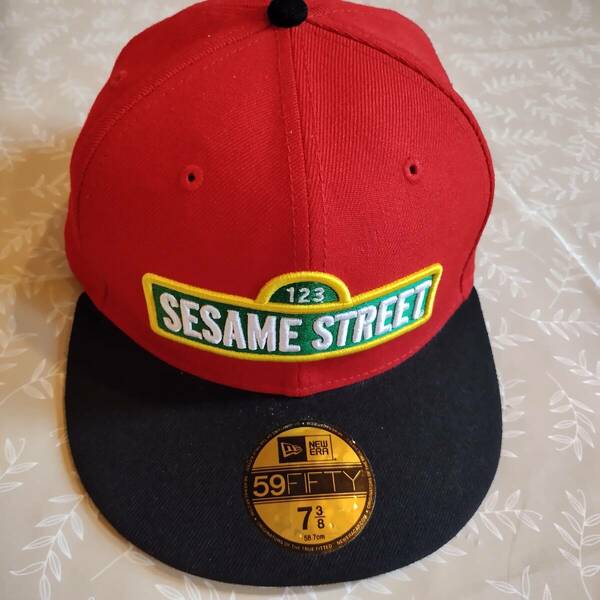 美品！　ニューエラ　セサミストリート　New Era×Sesame Street　平つばキャップ　レッド/ブラック　58.7㎝