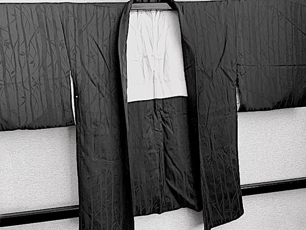 重②506) 黒縫紋付き羽織　身丈79　袖丈42　裄63,5　後巾29　前巾16,5　