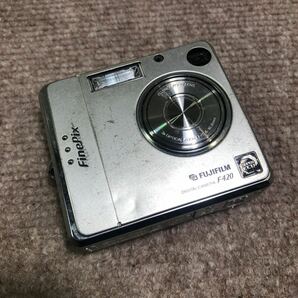 FUJIFILM 富士フイルム FinePix F420 デジカメ シルバー ジャンク品の画像3