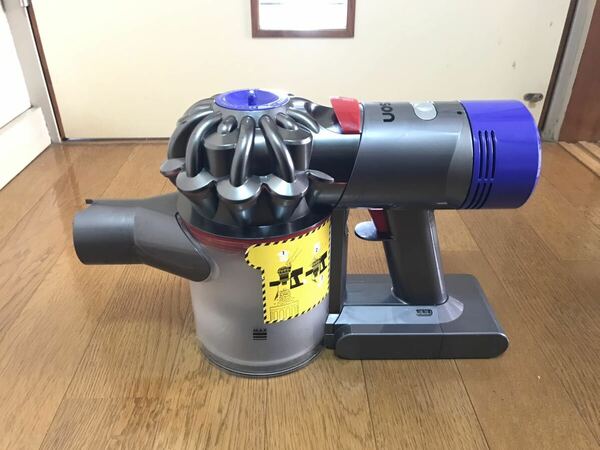 ☆dyson ダイソン V8コードレスクリーナー 本体(BT付)(SV10)清掃、動作確認済み