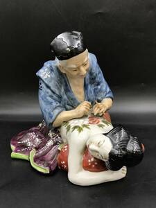0417-03◆彫り師と女性 陶器人形 置物 時代物 花魁遊女 老彫り師 汚れあり