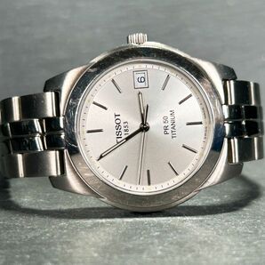 美品 TISSOT ティソ PR 50 J376/476T チタニウム 腕時計 クオーツ アナログ カレンダー シルバー文字盤 メンズ 新品電池交換済 動作確認済の画像4