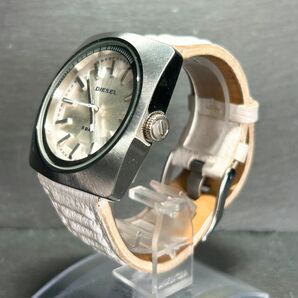 美品 DIESEL ディーゼル DZ-1303 腕時計 クオーツ アナログ 3針 シルバー ステンレススチール ホワイトレザーベルト スクエア 電池交換済みの画像5