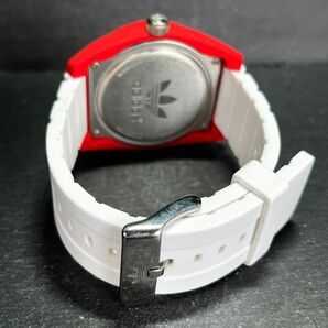 美品 adidas アディダス Santiago サンティアゴ ADH2950 ユニセックス 腕時計 アナログ クオーツ ホワイト文字盤 レッド 新品電池交換済みの画像7