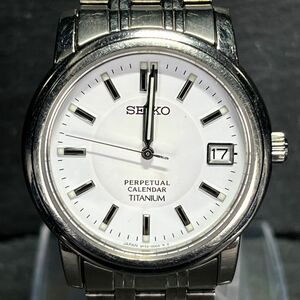 SEIKO セイコー 8F32-00A0 腕時計 アナログ クオーツ デイト 3針 ホワイト文字盤 シルバー メタルベルト チタン パーペチュアル 刻印入り