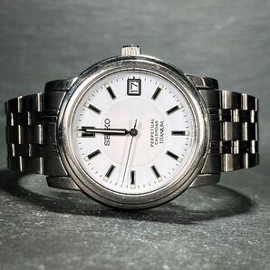 SEIKO セイコー 8F32-00A0 腕時計 アナログ クオーツ デイト 3針 ホワイト文字盤 シルバー メタルベルト チタン パーペチュアル 刻印入りの画像5