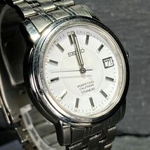 SEIKO セイコー 8F32-00A0 腕時計 アナログ クオーツ デイト 3針 ホワイト文字盤 シルバー メタルベルト チタン パーペチュアル 刻印入り_画像3