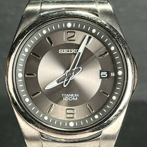 希少 SEIKO セイコー 7N42-7C2 クォーツ 腕時計 グレー アナログ メンズ ヴィンテージ チタン 新品電池交換済み ラウンド 100M防水の画像2