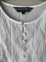 【FABELES】柔らかいインド綿のブラウス（M)　ボタン開きシャツ　シルバー糸のピンストライブが、繊細な美しさ　腰のタックでふんわり_画像5