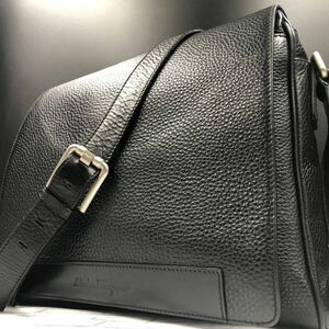 【美品/A4◎】Salvatore Ferragamo フェラガモ メンズ ビジネス ショルダーバッグ メッセンジャー 斜め掛け レザー 本革 シボ革 ブラック