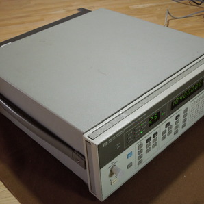 HP 8657A SIGNAL GENERATOR （0.1～1040MHｚ）の画像3