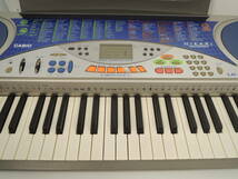 △CASIO カシオ 光ナビゲーション 電子ピアノ LK-57 シルバー×ブルー 譜面台付き 楽器 キーボード 通電確認済み/管理7318A30-01260001_画像3