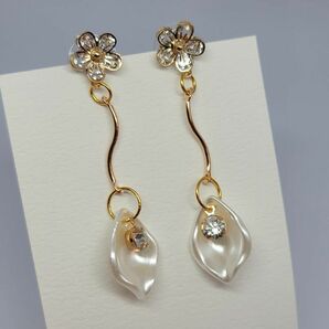 白い花びらの揺れるピアス