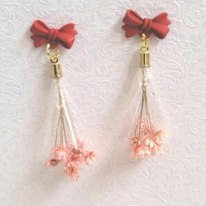 ハンドメイド ピンクの花束 赤リボンピアス