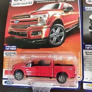 TADDT  auto world muscle trucks Ford F-150 Race Red / Chevy Silverado Iridescent Pearlの画像2