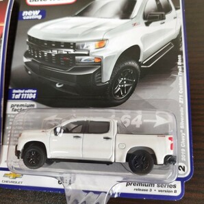 TADDT  auto world muscle trucks Ford F-150 Race Red / Chevy Silverado Iridescent Pearlの画像3