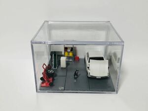 ミニジオラマ 1/64 整備工場(トイズキャビン ガレージツールコレクション使用) ミニカー1台付き(日産スカイライン2000GT-R・エフトイズ製)