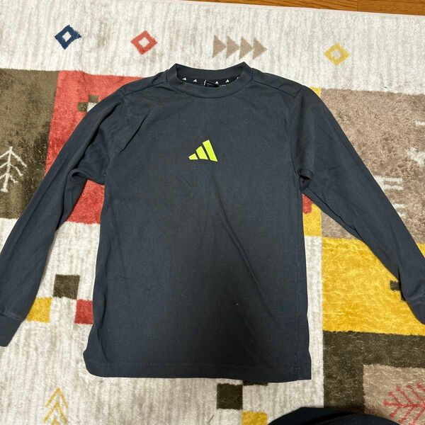 adidas 長袖Tシャツ ロンT