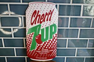 新品 ７UP セブンアップ CHERRY チェリー CAN 缶 エンボス メタルサイン 看板 世田谷ベース インテリア アメリカン USA レトロ